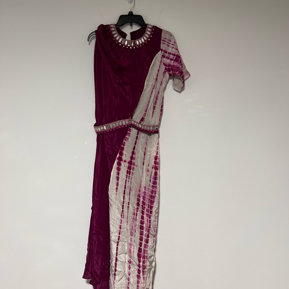 The wine color long gown comes with hip belt - Picture 3 of 3